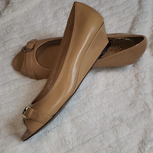 Lauren Ralph Lauren size 6 tan wedge shoes. New - Picture 2 of 5